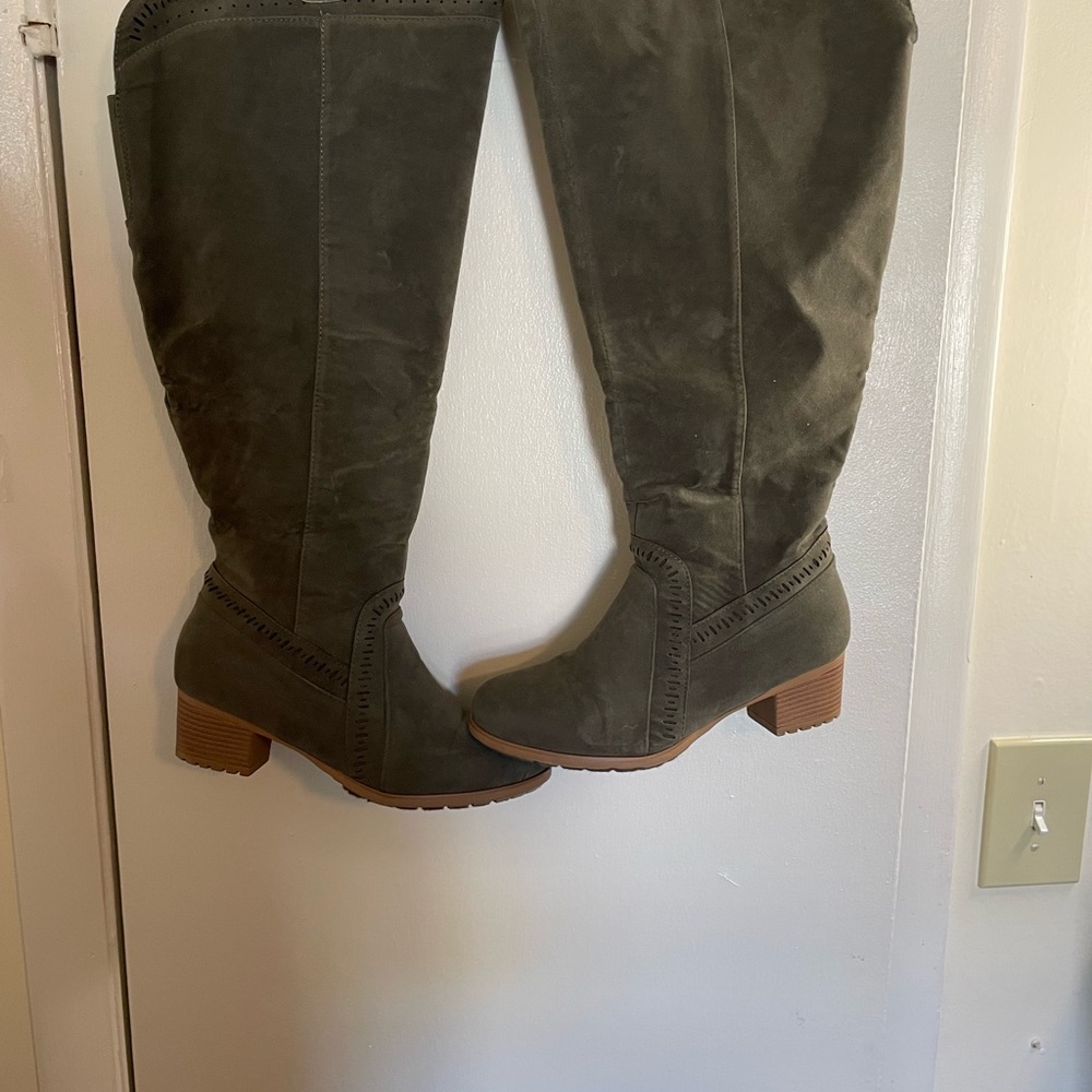 Boots - Picture 3 of 5